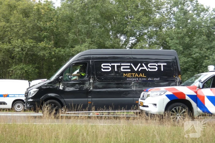 Bestelbus botst achter op vrachtwagen