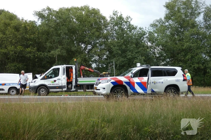 Bestelbus botst achter op vrachtwagen