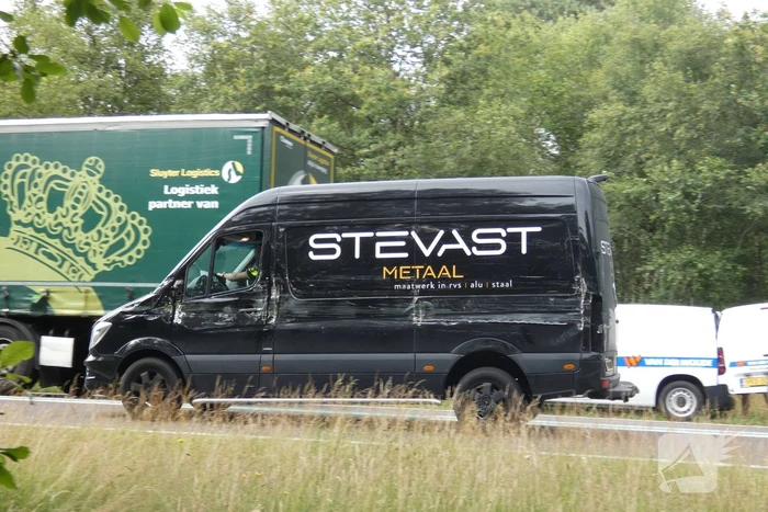 Bestelbus botst achter op vrachtwagen