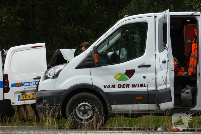 Bestelbus botst achter op vrachtwagen