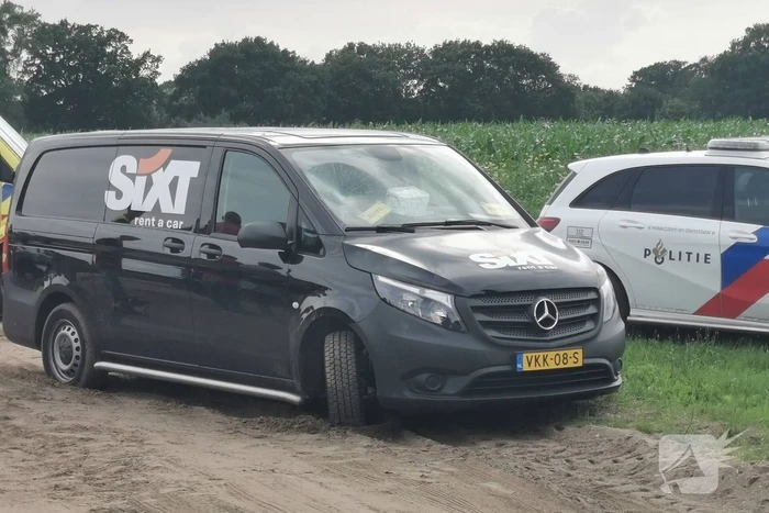 Bestelbus botst op fietsers