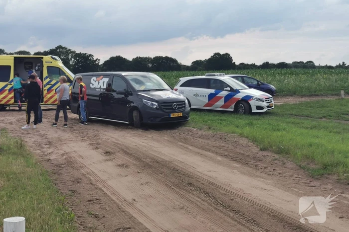 Bestelbus botst op fietsers