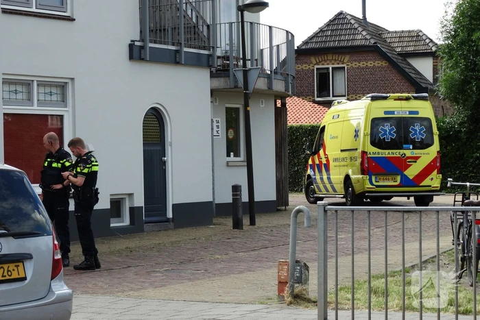Fietser en scooterrijder botsen bij spoorwegovergang