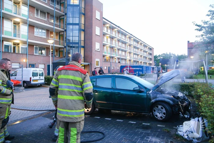 Brand in motorcompartiment van auto