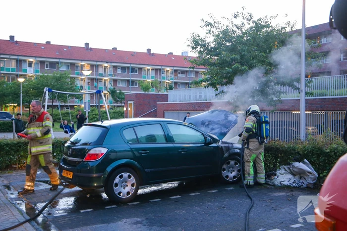 Brand in motorcompartiment van auto