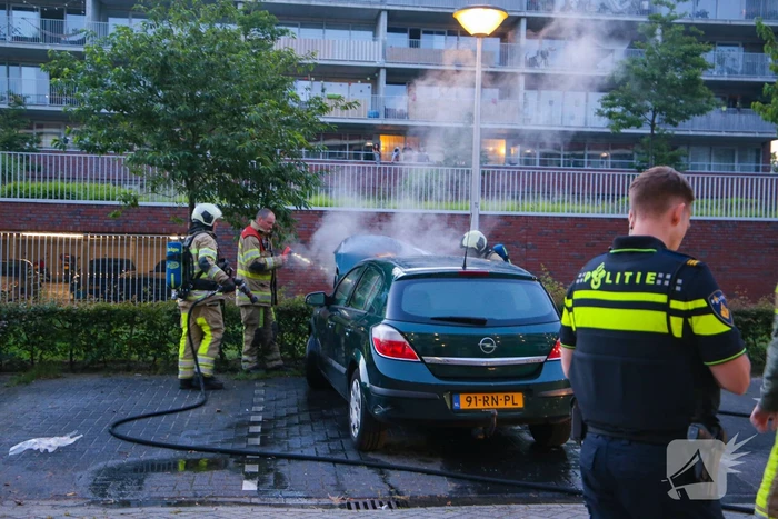 Brand in motorcompartiment van auto