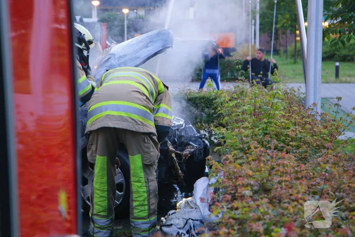 Brand in motorcompartiment van auto