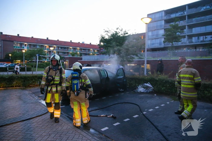 Brand in motorcompartiment van auto