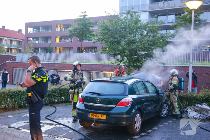 Brand in motorcompartiment van auto