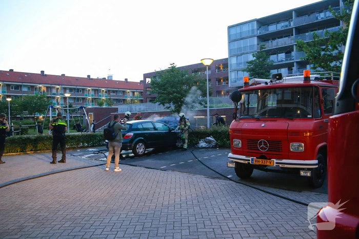 Brand in motorcompartiment van auto