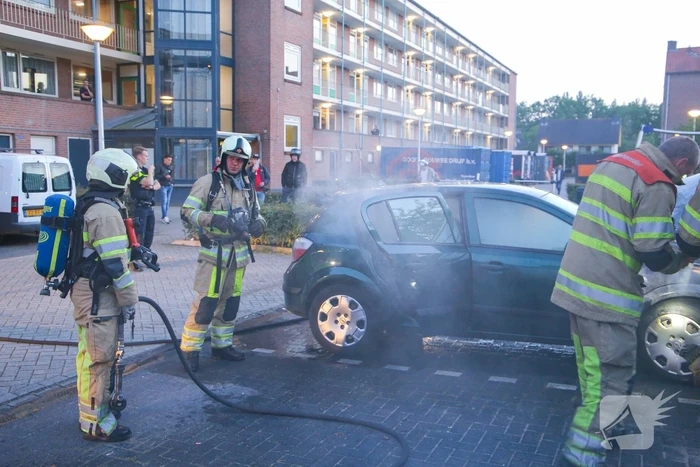 Brand in motorcompartiment van auto