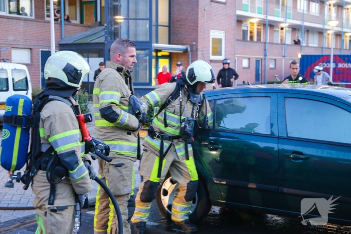 Brand in motorcompartiment van auto