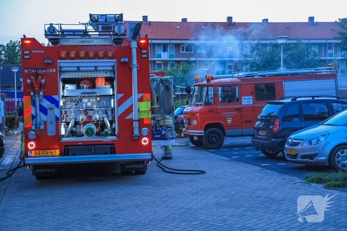 Brand in motorcompartiment van auto