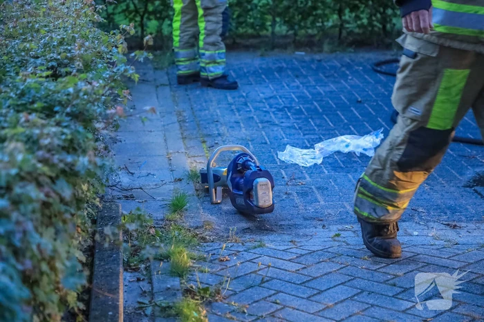 Brand in motorcompartiment van auto