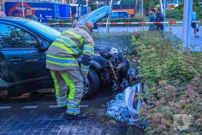 Brand in motorcompartiment van auto