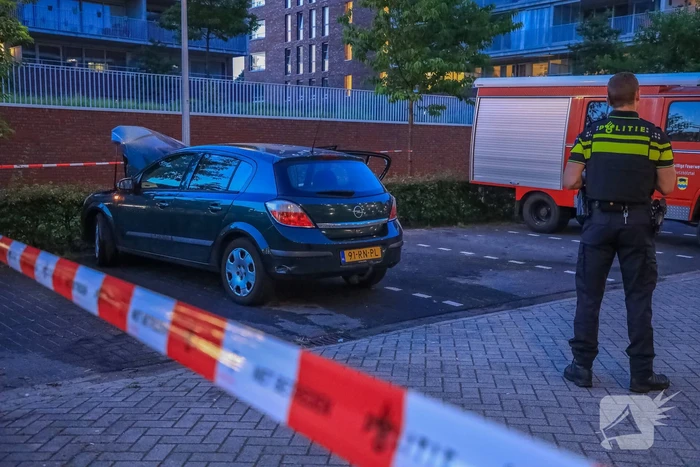Brand in motorcompartiment van auto