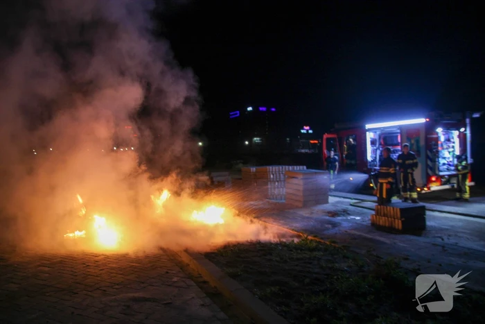 Vlammen bij brand in container
