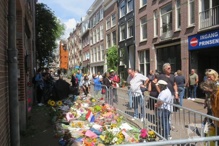 Flinke toestroom bij enorme bloemenzee voor Peter R de Vries