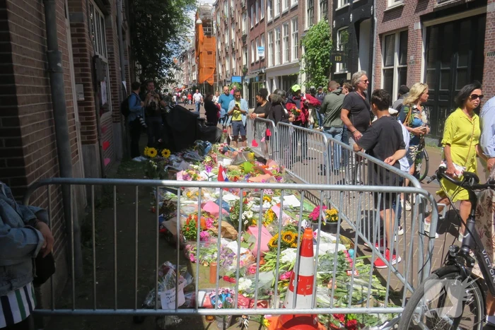 Flinke toestroom bij enorme bloemenzee voor Peter R de Vries