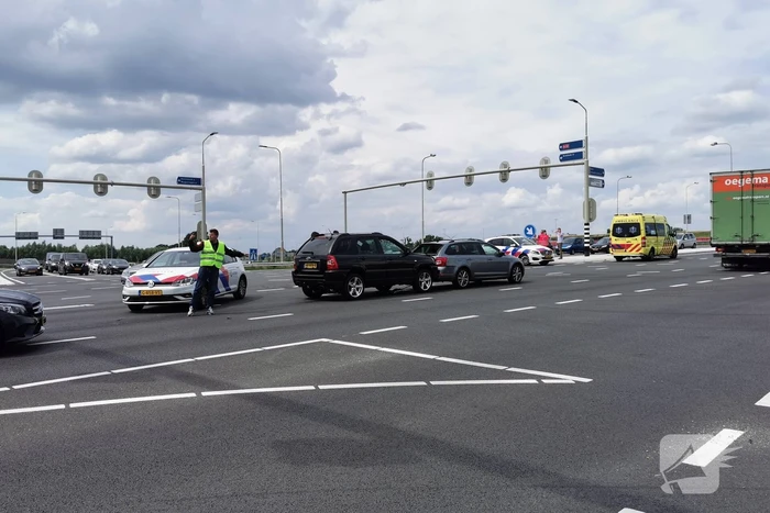Kop-staart aanrijding tussen twee voertuigen op kruising