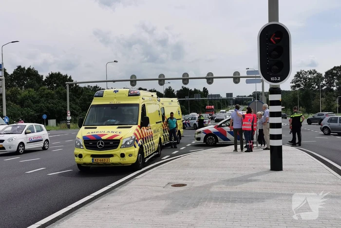 Kop-staart aanrijding tussen twee voertuigen op kruising