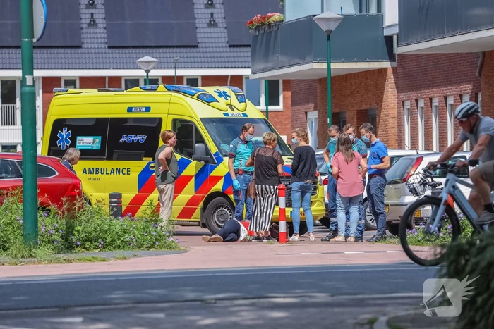 Vrouw gaat met fiets onderuit op parkeerplaats Gezondheidscentrum