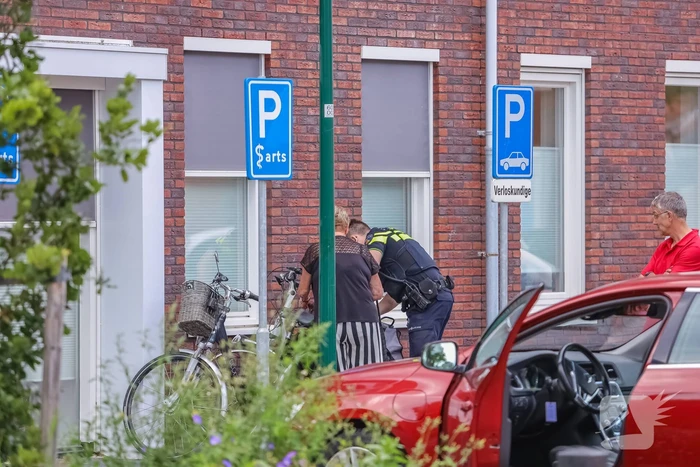 Vrouw gaat met fiets onderuit op parkeerplaats Gezondheidscentrum