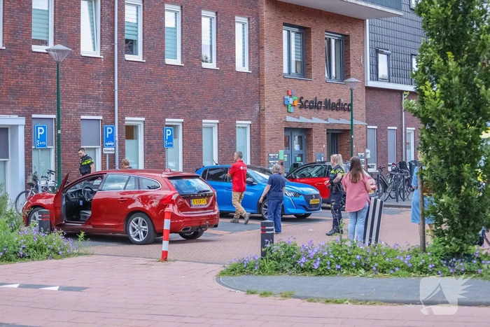Vrouw gaat met fiets onderuit op parkeerplaats Gezondheidscentrum