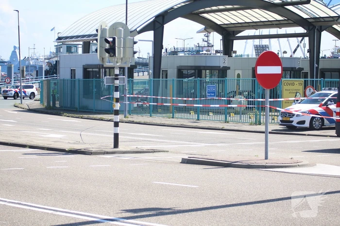 Auto botst op scooter voor ingang veerdienst