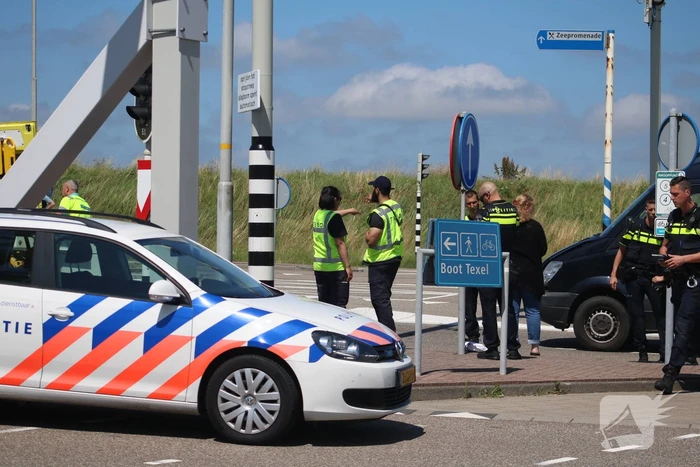 Auto botst op scooter voor ingang veerdienst