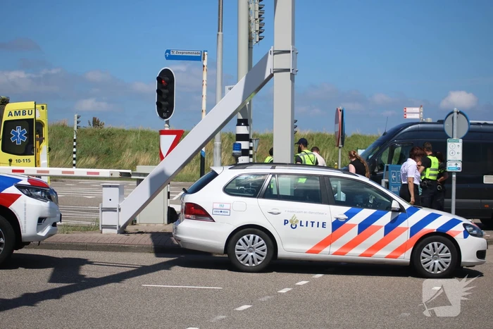Auto botst op scooter voor ingang veerdienst