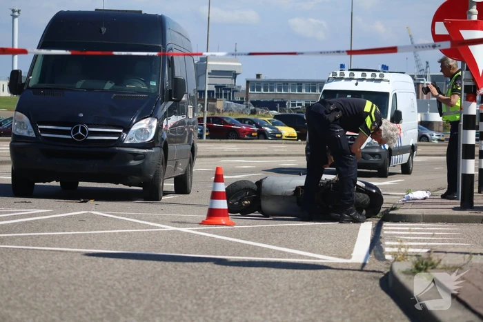 Auto botst op scooter voor ingang veerdienst
