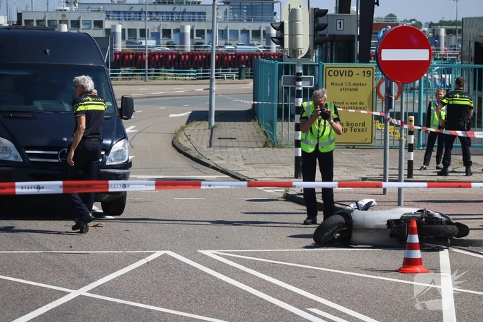 Auto botst op scooter voor ingang veerdienst