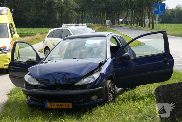 Auto's botsen op kruising