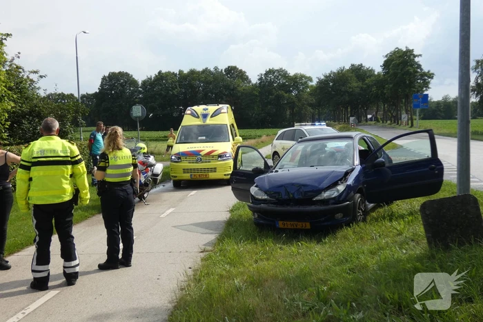 Auto's botsen op kruising