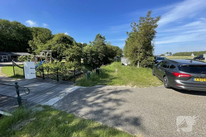Auto belandt in de sloot bij aanrijding