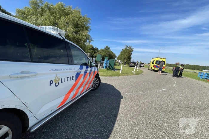 Auto belandt in de sloot bij aanrijding