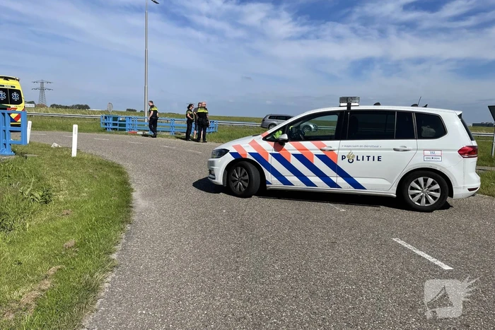 Auto belandt in de sloot bij aanrijding