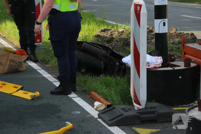 Auto botst op scooter
