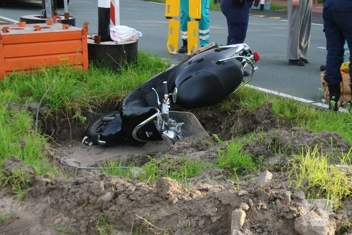 Auto botst op scooter