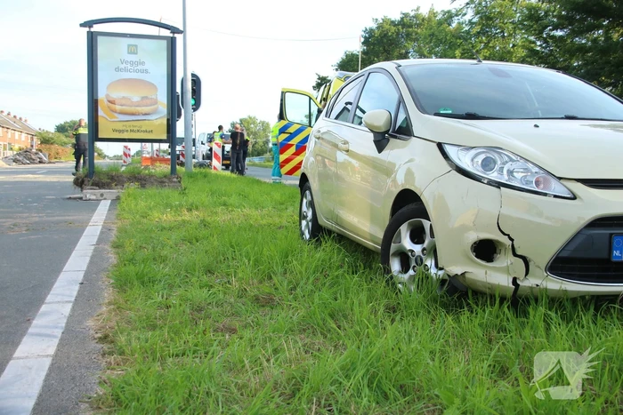 Auto botst op scooter