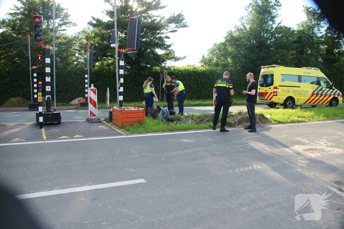 Auto botst op scooter