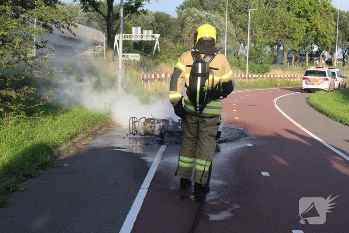 Scooter volledig uitgebrand op wegdek