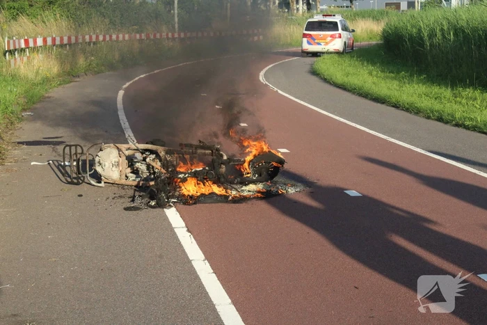 Scooter volledig uitgebrand op wegdek