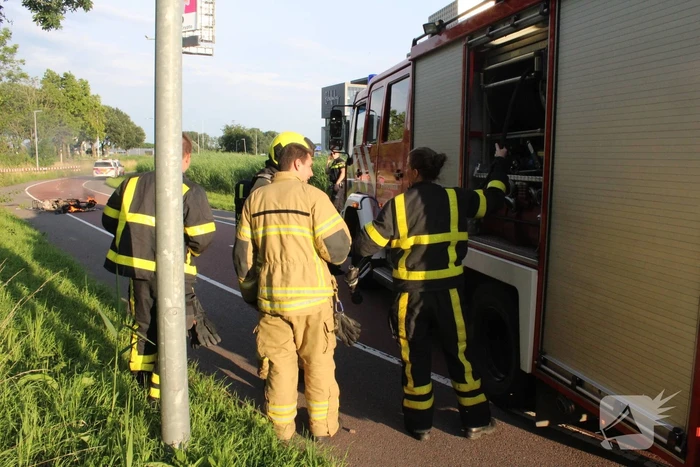 Scooter volledig uitgebrand op wegdek