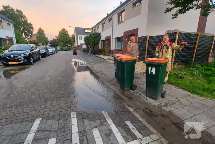 Straat blank door gesprongen waterleiding