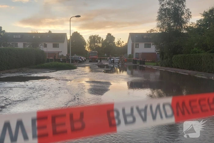 Straat blank door gesprongen waterleiding