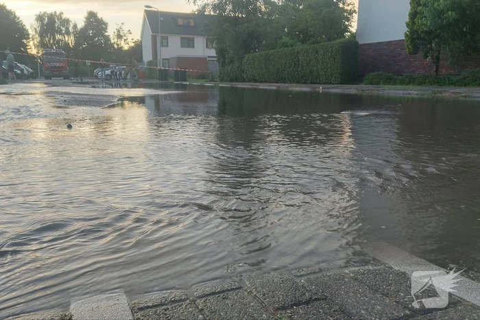 Straat blank door gesprongen waterleiding