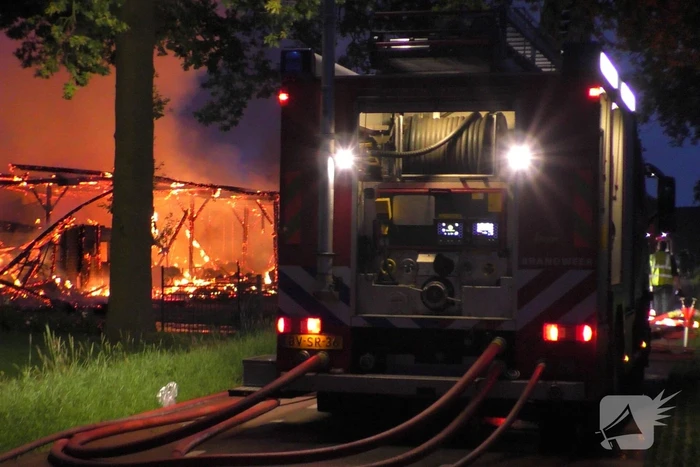 Vuurzee verwoest schuur volledig
