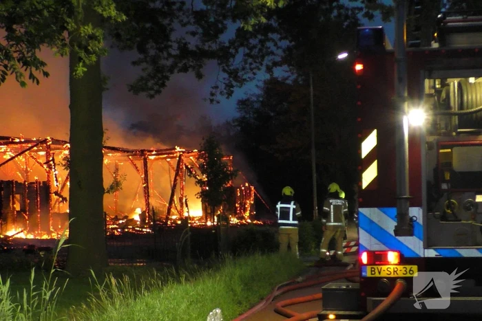 Vuurzee verwoest schuur volledig